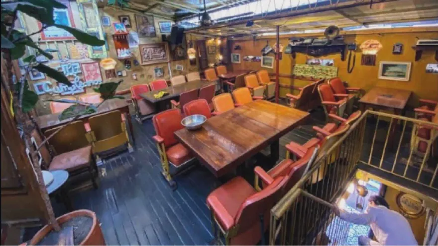Comedor real de Sitio con sillas de cine naranjas